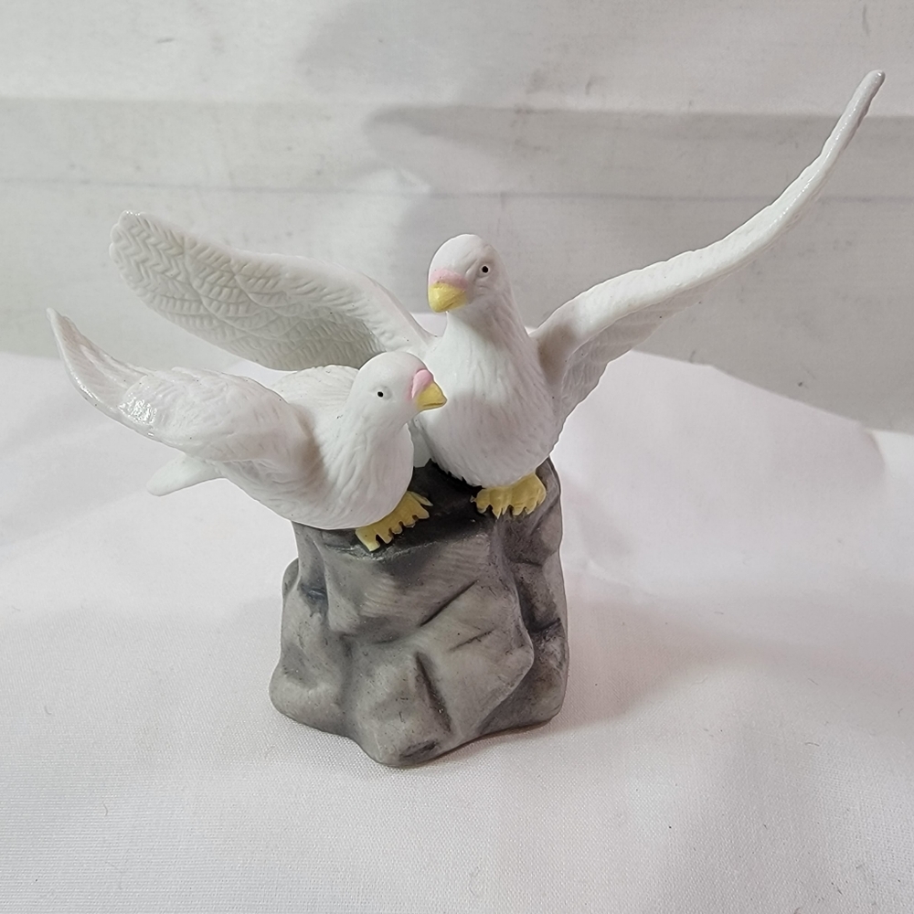Porcelain Love Birds Doves figurine 4" in Original Box Vintage. - Picture 1 of 5